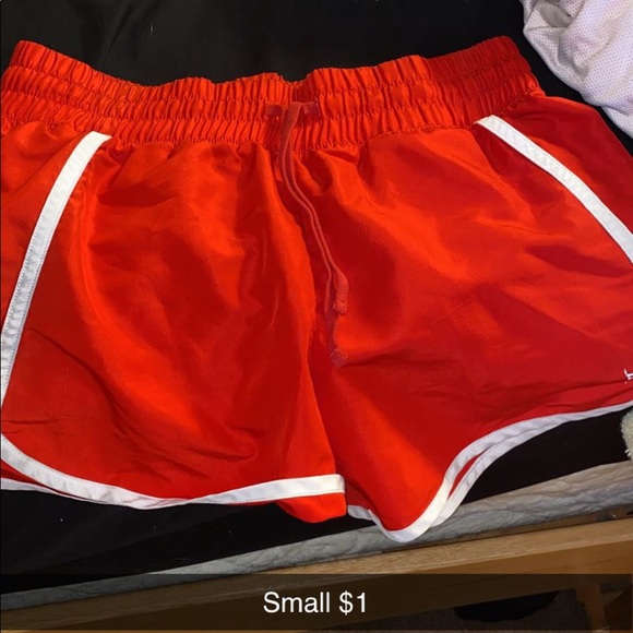 Woman’s shorts - Picture 10 of 12